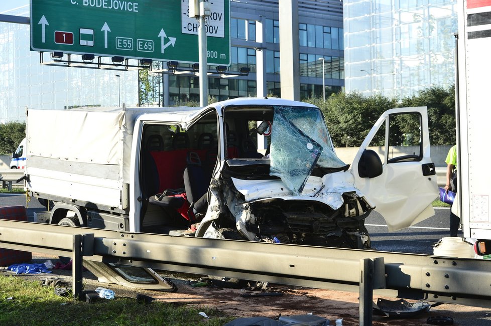 Vážná nehoda zablokovala D1 v Praze: Ředitel pražské záchranky pomáhal zraněným.