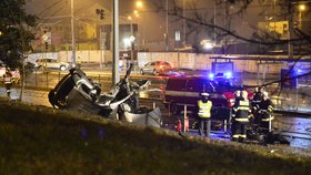 Nehoda Porsche v ulici Evropská na Praze 6. Řidič nepřežil.