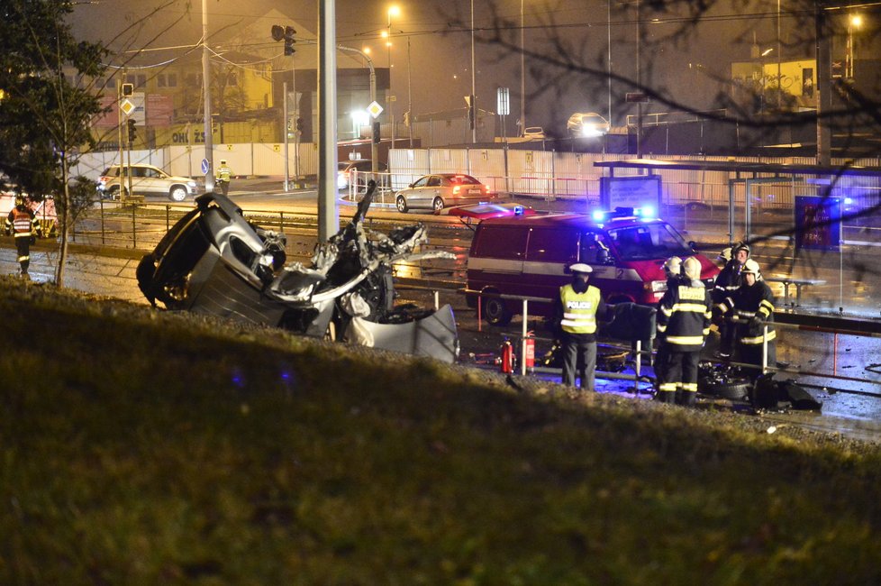 Nehoda porsche v ulici Evropská na Praze 6. Řidič nepřežil.