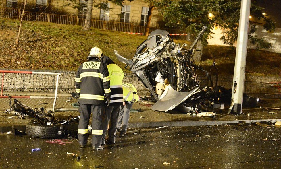 Nehoda porsche v ulici Evropská na Praze 6. Řidič nepřežil.