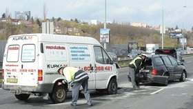 K dramatické situaci došlo dnes odpoledne na Jižní spojce v Praze: Dodávka zde smetla řidiče, kteří řešili předchozí nehodu