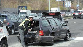 Policista obhlíží místo čtvrteční dramatické nehody na Jižní spojce v Praze