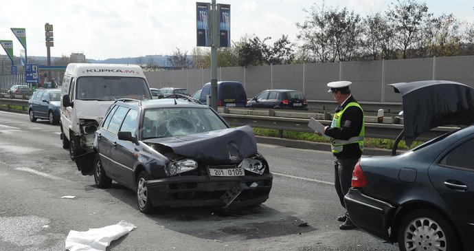 Po relativně běžné nehodě dvou osobních aut došlo dnes na Jižní spojce k pořádnému dramatu: Řidiče, řešící bouračku, smetla přijíždějící dodávka