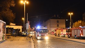 Noční zásah hasičů nedaleko vestibulu metra Malostranská, kde vozidlo taxislužby skončilo v plamenech