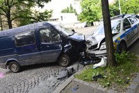 Policisté vezli podezřelého, když v tom se střetli s dodávkou...