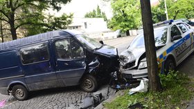 Dramatická nehoda dodávky a policejního auta v Praze v Korunovační ulici