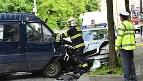 Nehoda dodávky a policejního auta v Praze
