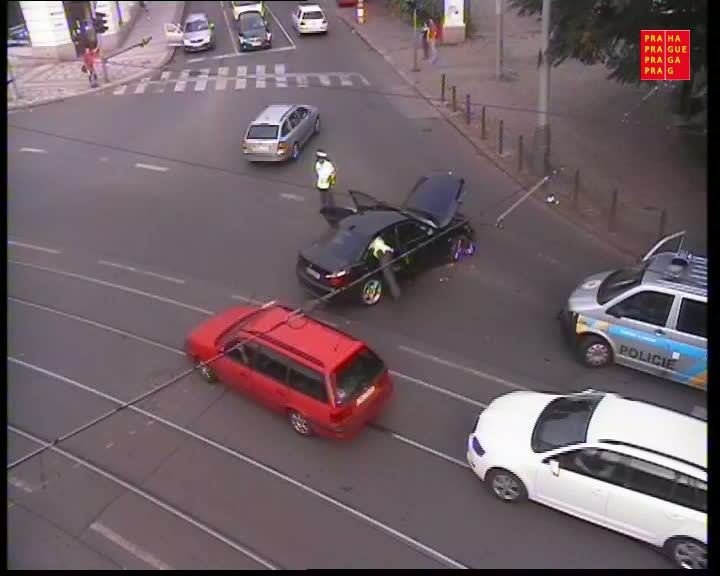 Na zastávce na náměstí Kinských zabilo černé BMW dívku