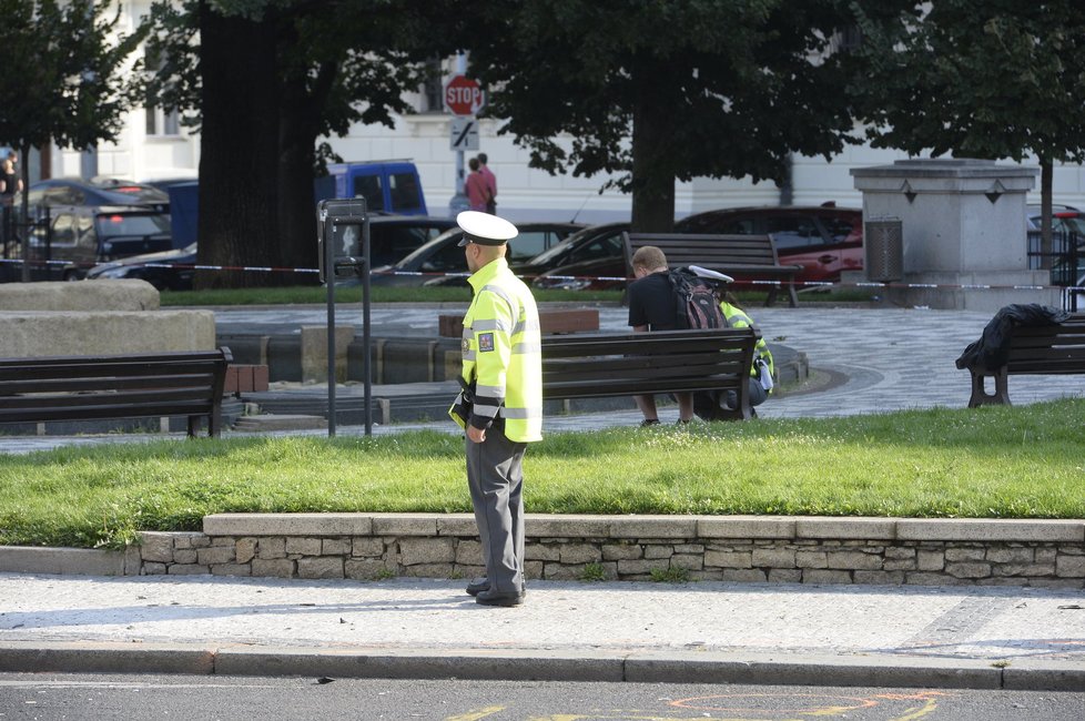 Policisté celou křižovatku uzavřeli