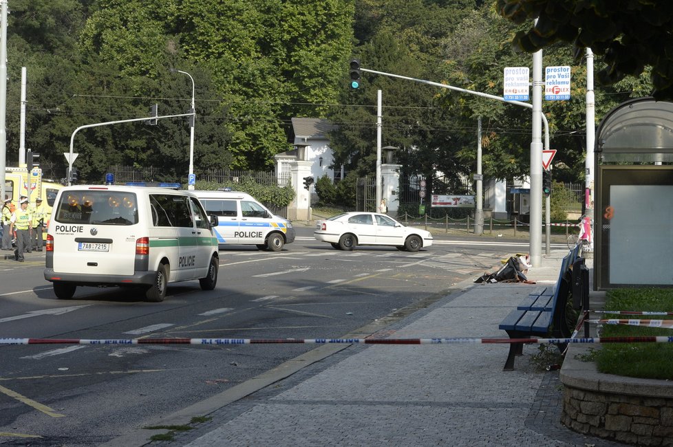 Řidič a pravděpodobně i spolujezdec z místa utekli branou do Kinského sadů