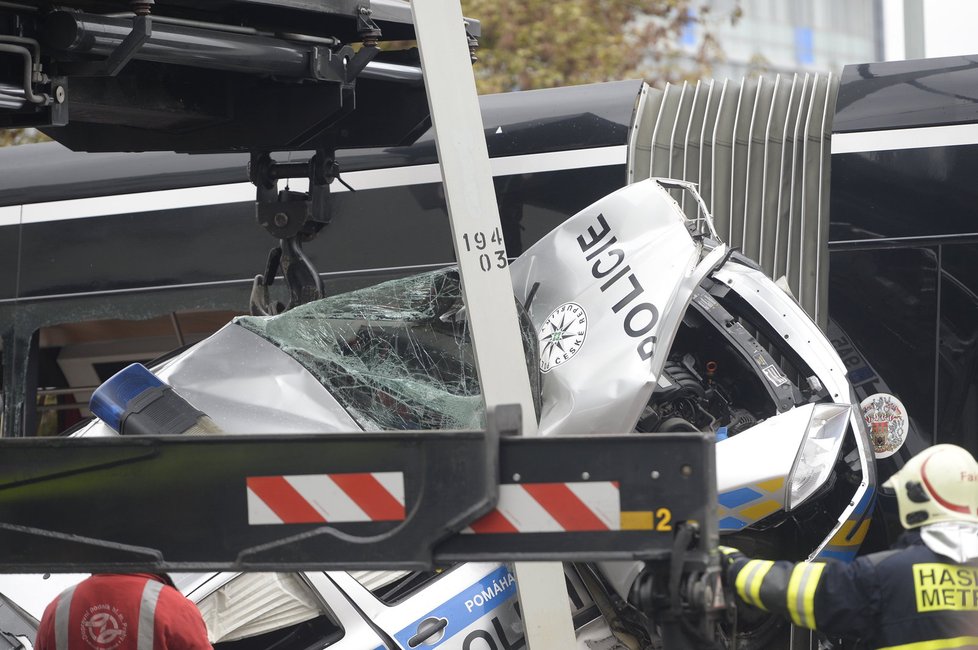 Policejní auto vrazilo v Praze 3 do tramvaje
