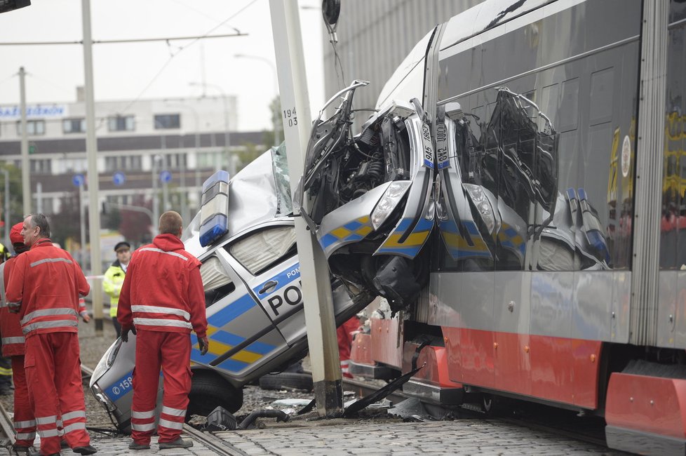 Policejní auto vrazilo v Praze 3 do tramvaje
