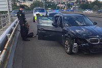 Opilý muž řádil za volantem: Naboural tři auta a ujížděl policistům