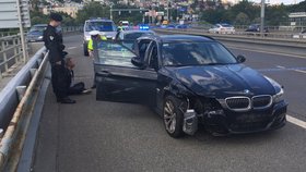 Opilý muž v Praze 7 naboural tři auta a ujížděl policistům. Nadýchal více než dvě promile.