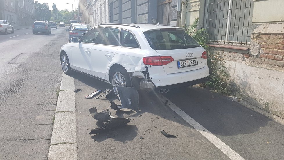 Opilý muž v Praze 7 naboural tři auta a ujížděl policistům. Nadýchal více než dvě promile.