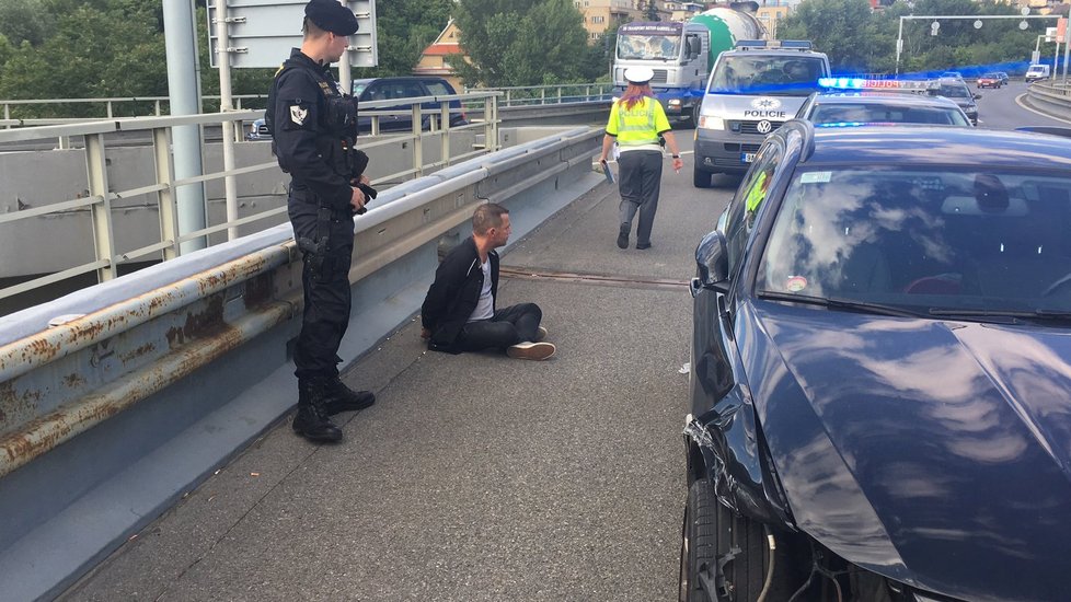 Opilý muž v Praze 7 naboural tři auta a ujížděl policistům. Nadýchal více než dvě promile.