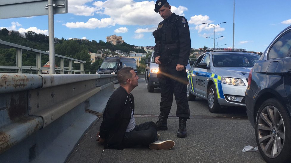 Opilý muž v Praze 7 naboural tři auta a ujížděl policistům. Nadýchal více než dvě promile.