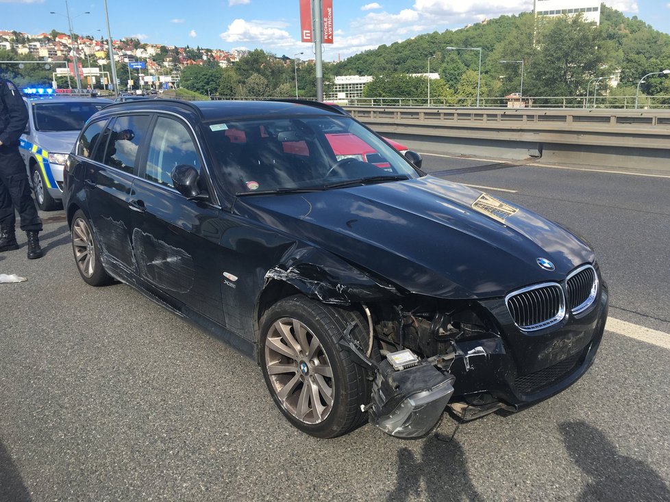 Opilý muž v Praze 7 naboural tři auta a ujížděl policistům. Nadýchal více než dvě promile.