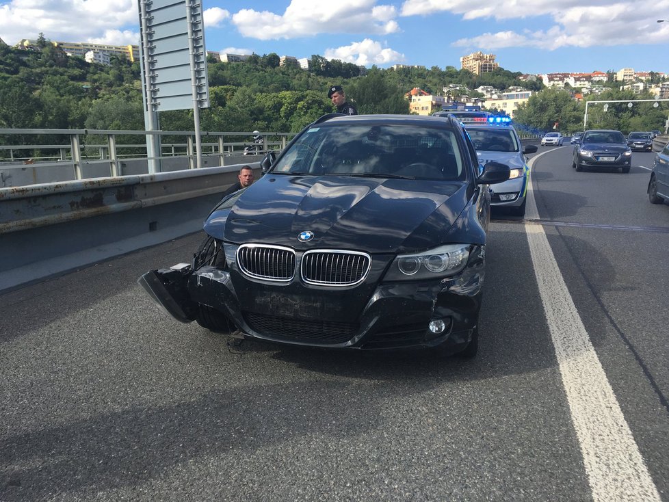 Opilý muž v Praze 7 naboural tři auta a ujížděl policistům. Nadýchal více než dvě promile.