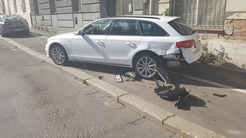 Opilý muž v Praze 7 naboural tři auta a ujížděl policistům. Nadýchal více než dvě promile.