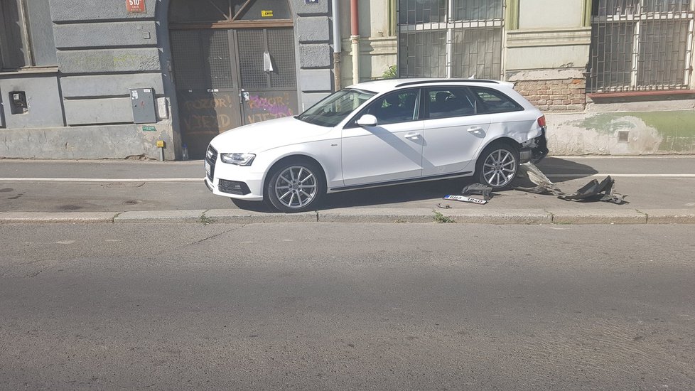 Opilý muž v Praze 7 naboural tři auta a ujížděl policistům. Nadýchal více než dvě promile.