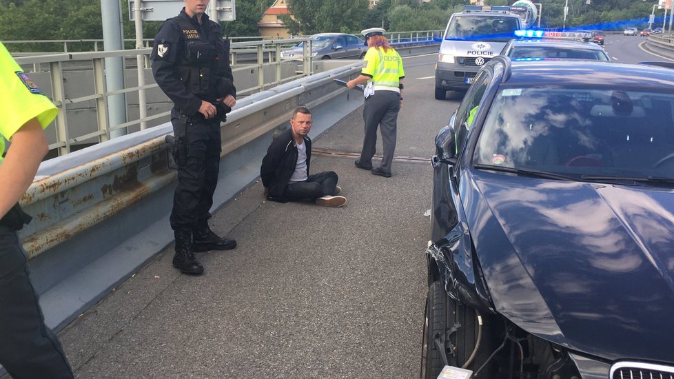 Opilý muž v Praze 7 naboural tři auta a ujížděl policistům. Nadýchal více než dvě promile.