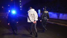 Extrémně opilá partička bourala v Praze: Jejich vůz skončil ve strouze