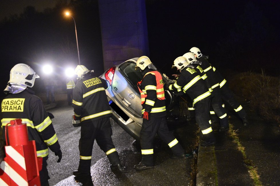 Extrémně opilá partička bourala v Praze: Jejich vůz skončil ve strouze