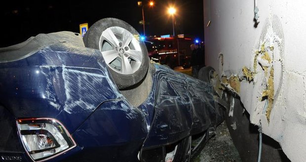 Hrůzná vánoční nehoda: Auto s dětmi skončilo na střeše! Řidič na místě zemřel