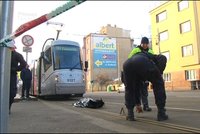 Na tramvajových kolejích ležela mrtvá žena (†90): Řidič ji srazil a ujel!