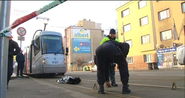 Policie vyšetřuje smrt devadesátileté ženy, která ležela na tramvajových kolejích.