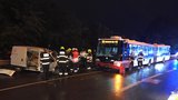 V Liberci se srazil autobus s autem: Záchranáři ošetřili pět zraněných