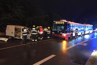 V Liberci se srazil autobus s autem: Záchranáři ošetřili pět zraněných