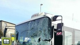 Řidič autobusu byl jen lehce zraněn