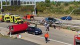 Šílená nehoda na Pražském okruhu! Auto přelétlo svodidla, dodávka zavalila osobák. Pět zraněných