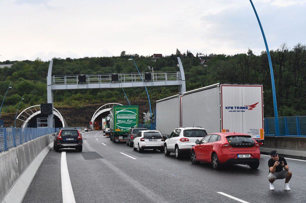 V Lochkovském tunelu havaroval kamion, pro jeho řidiče letěl vrtulník.