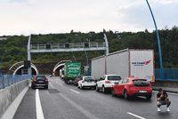 Dopravní komplikace v Praze: Nehoda v Komořanském tunelu zastavila provoz na Pražském okruhu