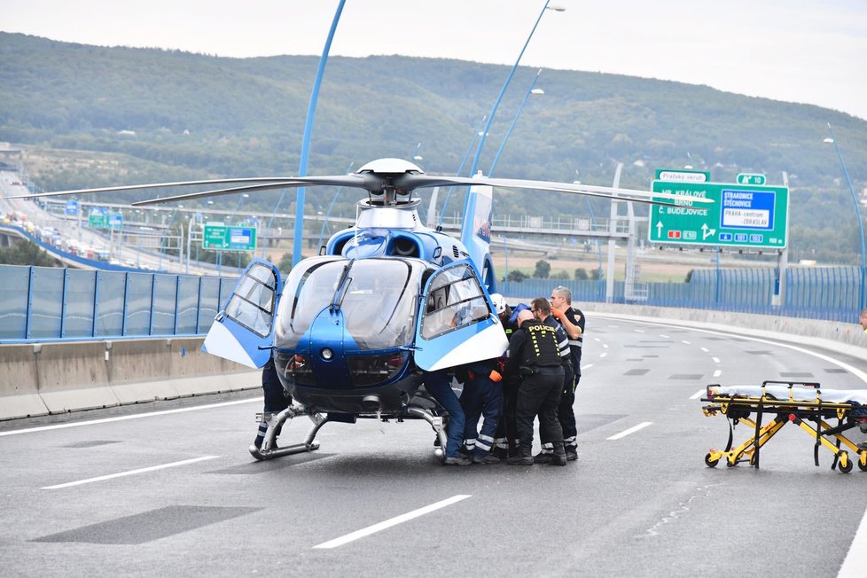 V Lochkovském tunelu havaroval kamion, pro jeho řidiče letěl vrtulník.
