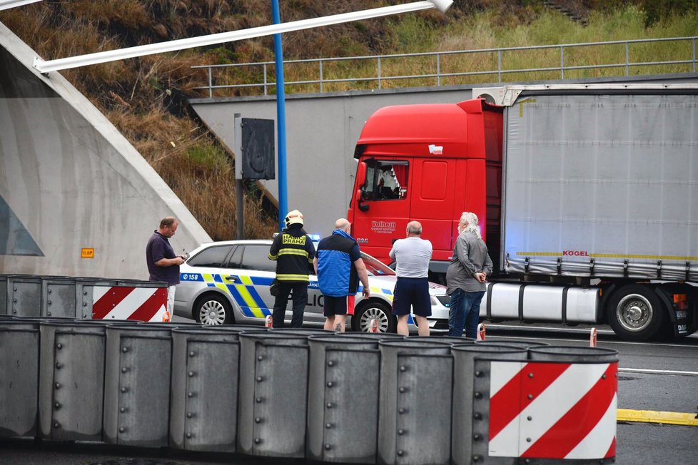 V Lochkovském tunelu havaroval kamion, pro jeho řidiče letěl vrtulník.