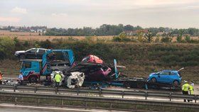 Na Pražském okruhu se podvečer srazily i tři kamiony. Jeden převážel nové vozy, které se vlivem srážky sesypaly na vozovku.