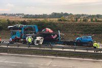 „Rozsypaná“ auta i zraněné děti: Úterní nehody komplikovaly dopravu na Pražském okruhu