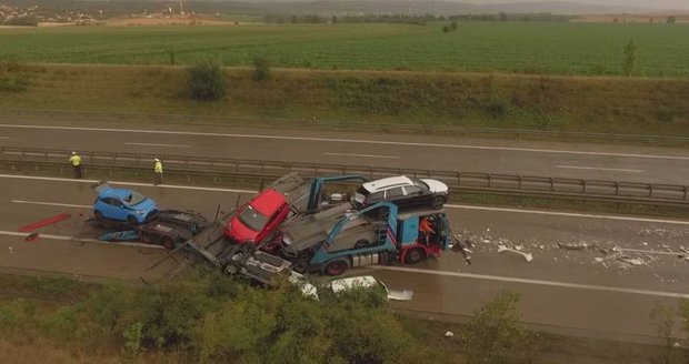 Na Pražském okruhu se podvečer srazily i tři kamiony. Jeden převážel nové vozy, které se vlivem srážky sesypaly na vozovku.