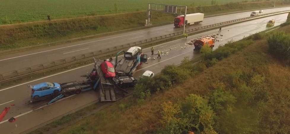 Na Pražském okruhu se podvečer srazily i tři kamiony. Jeden převážel nové vozy, které se vlivem srážky sesypaly na vozovku.