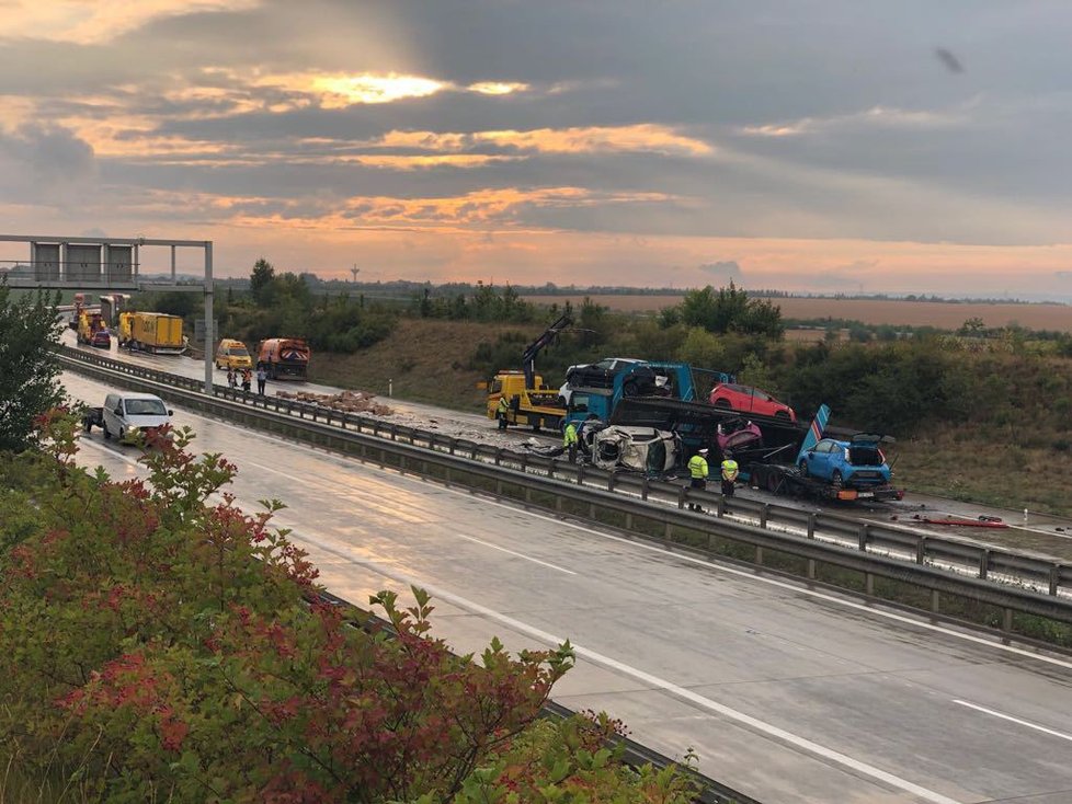 Na Pražském okruhu se podvečer srazily i tři kamiony. Jeden převážel nové vozy, které se vlivem srážky sesypaly na vozovku.