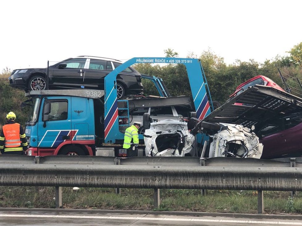 Na Pražském okruhu se podvečer srazily i tři kamiony. Jeden převážel nové vozy, které se vlivem srážky sesypaly na vozovku.