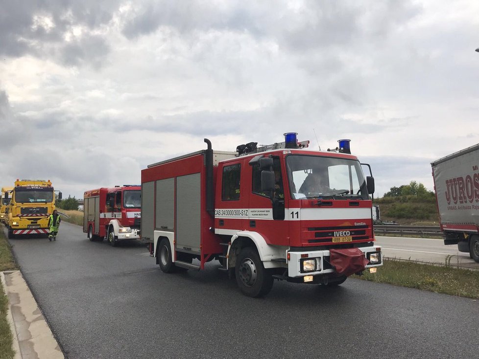 V úterý odpoledne se na pražském okruhu srazil kamion s osobním vozem. Zranil se přitom řidič automobilu se třemi dětmi.