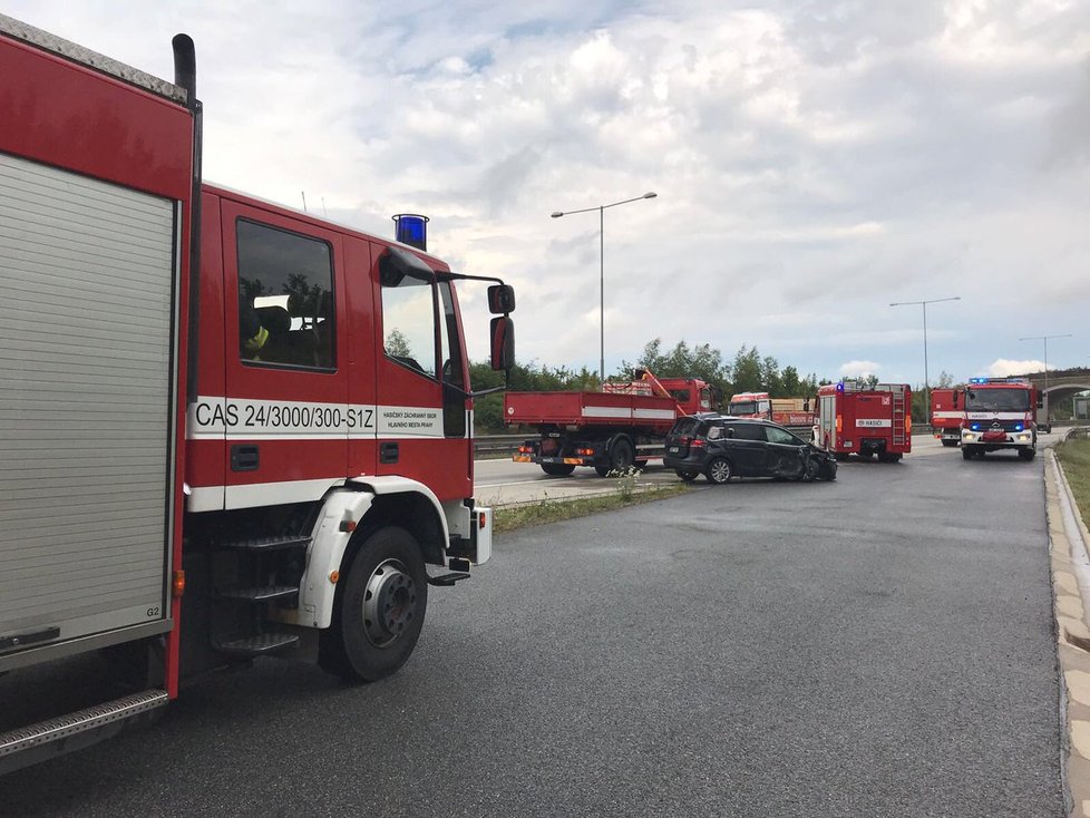 V úterý odpoledne se na pražském okruhu srazil kamion s osobním vozem. Zranil se přitom řidič automobilu se třemi dětmi.