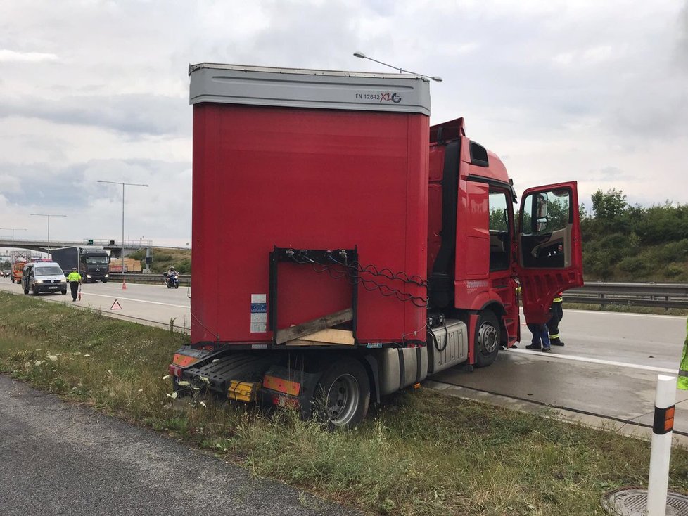 V úterý odpoledne se na pražském okruhu srazil kamion s osobním vozem. Zranil se přitom řidič automobilu se třemi dětmi.