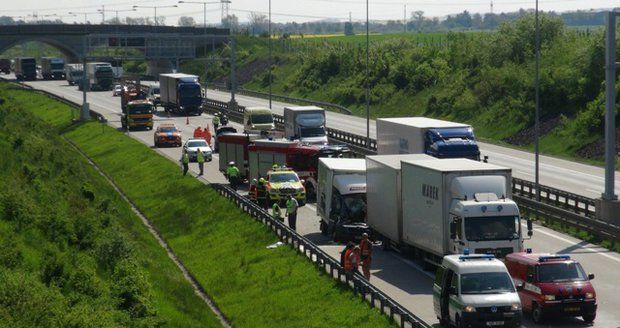 Na Pražském okruhu se srazilo osobní auto s náklaďákem. (ilustrační foto)