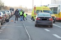 Řidička srazila dvě děti na přechodu: Chlapeček (8) je ve vážném stavu